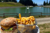 Burger snack Pieds dans l'eau lake Grenouillère Chamrousse