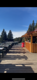 Terrasse unter blauem Himmel