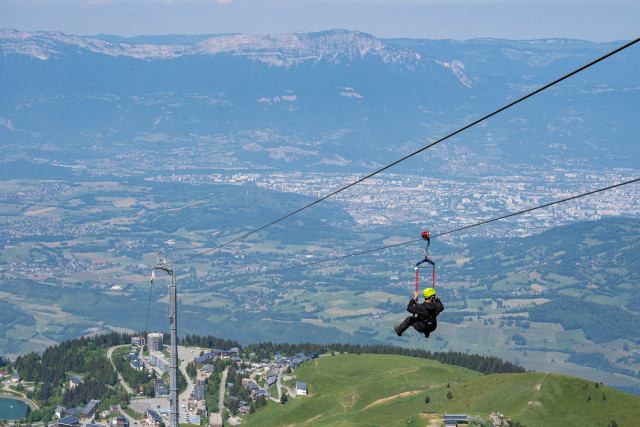 Giant zip line Chamrousse Adrenaline Park solo descent