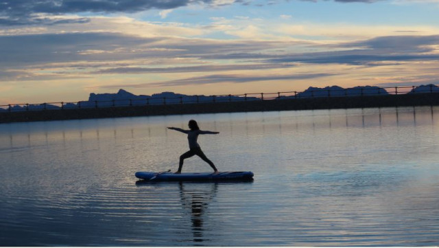 Sunset supyoga sur lac