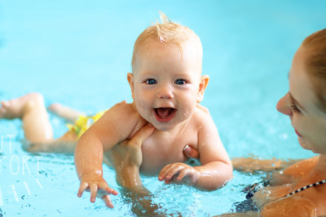 Bébé nageur piscine spa