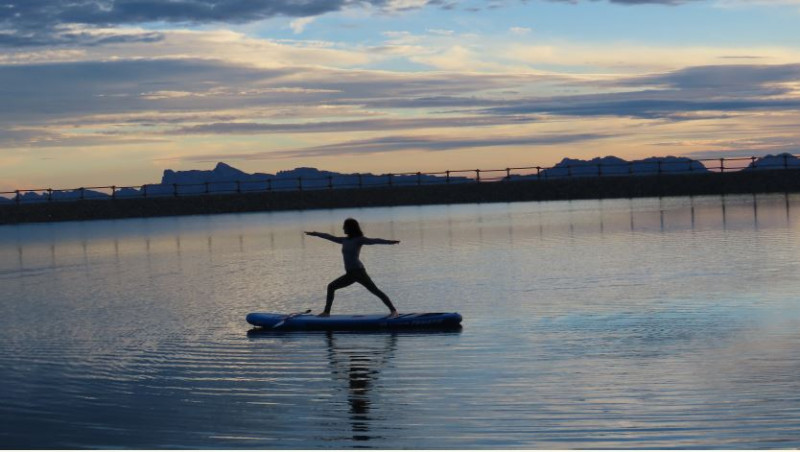 Sunset supyoga on lake